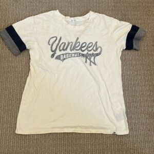 Women’s Cream New York Yankees shirt in size small